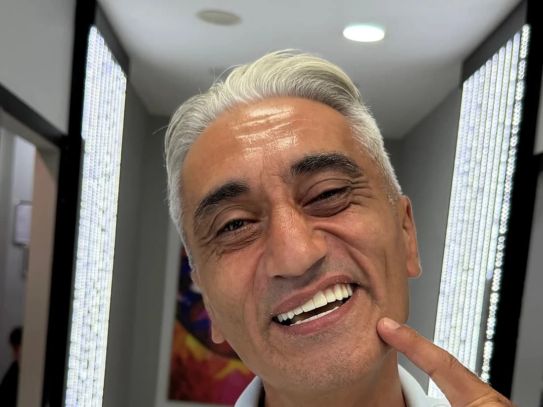 Diş tedavisi sonrası gülümseyen hasta